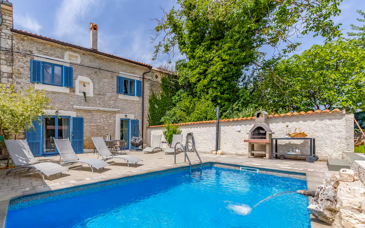 Casa Leona stone house with pool