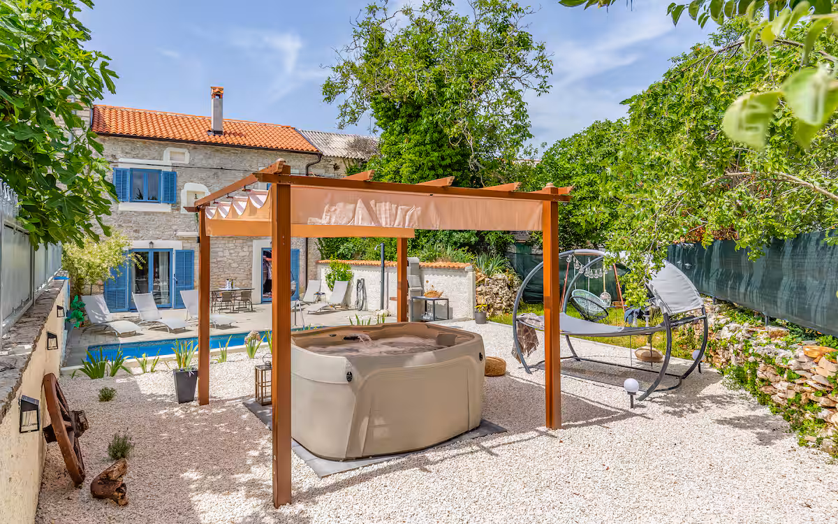 Hot tub and garden with hammock